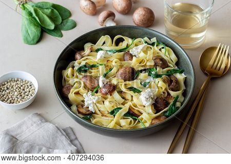Linguine Pasta With Mushrooms, White Cheese, Spinach And Garlic. Healthy Eating. Vegetarian Food. Di