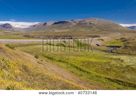 Bergrutten från Brunastadir by till Olafsfjordur stad. Island.