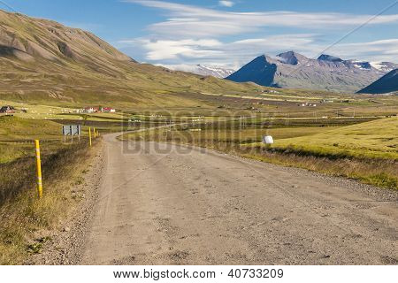 Grus bergrutten från Brunastadir by till Olafsfjordur stad. Island.
