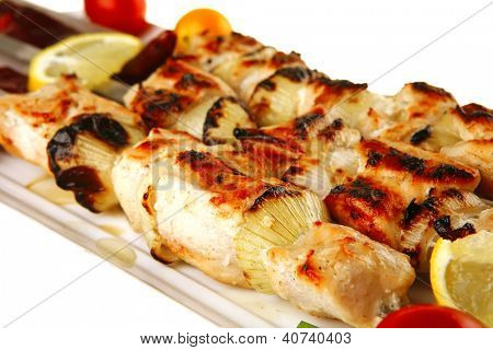 frisk grillet shish kebab på hvidt fad