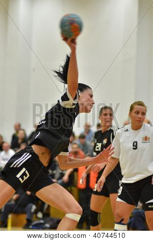 SIOFOK, Ungheria - 5 gennaio: Babett Szalai (nero 13) in azione a un campionato nazionale ungherese