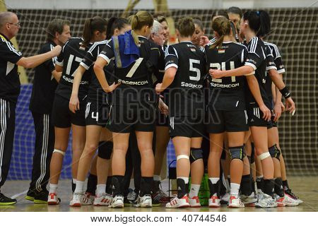 SIOFOK, Ungarn - januar 5: Siofok spillere på en ungarsk mesterskab håndbold matcher Siof