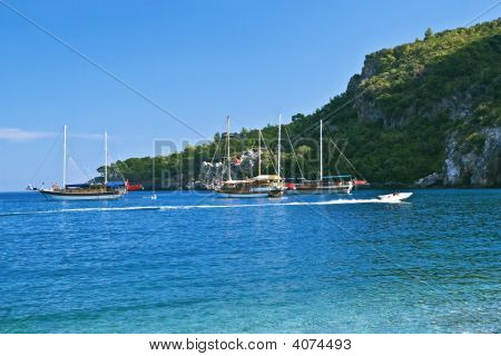 Veleiros com velas abaixados