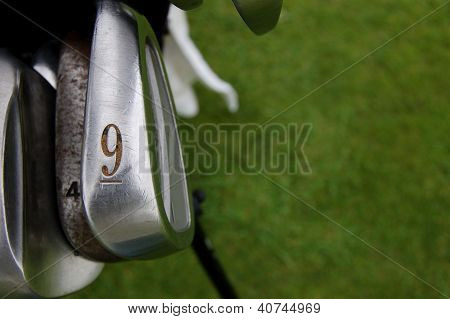 Nove clubes de golfe no verde e ferro