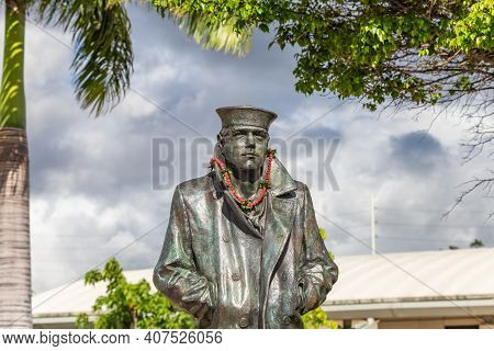 Pearl Harbor, Honolulu, Hawaii, Usa - September 23, 2018: Statue Of A Sailor Next To The Uss Arizona