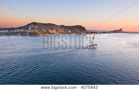 Fiskerbåd i Mazatlan på vej ud til havet