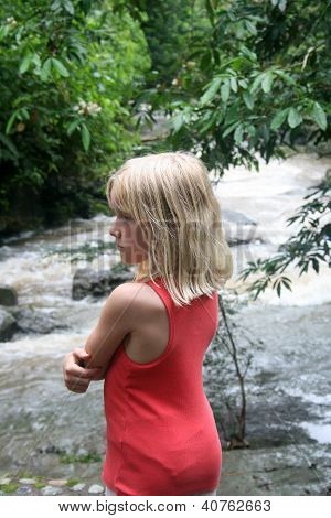 Niña mirando sobre Río