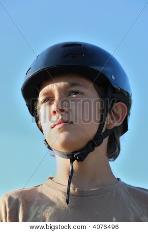 Portrét chlapce nošení přilby na Skateboard
