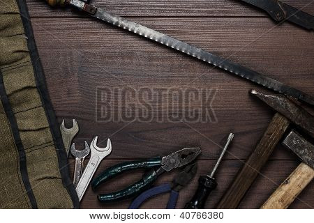 strumenti di costruzione arrugginito sullo sfondo in legno
