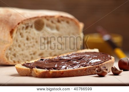 Brot mit Nutella auf Holztisch