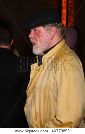 LOS ANGELES - JAN 7: Nick Nolte přijíždí na premiéře 'Gangster Squad' na Graumans čínské divadlo