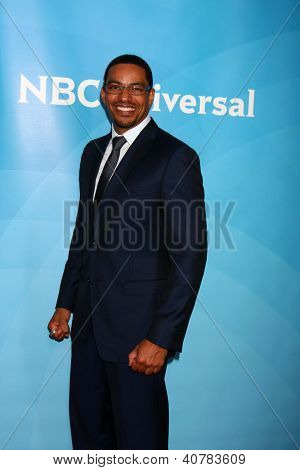 LOS ANGELES - JAN 6: Laz Alonso uczęszcza NBCUniversal 2013 TCA Winter Press Tour w Langham Hunt