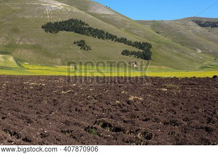 Norcia (pg), Italy - May 25, 2015: The Italy Silhuette Composed With Trees Near Castelluccio Di Norc