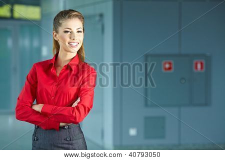 Portret van gelukkig lachend jonge zakenvrouw in office