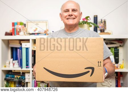 Paris, France - Oct 10, 2019: Happy Senior Man Smiling While Holding New Amazon Prime Parcel Logotyp