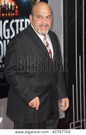 LOS ANGELES, CA - januar 7: Jon Polito ankommer til premieren på Gangster Squad på Grauman's Chine