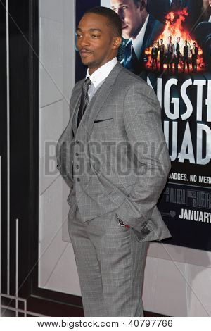 LOS ANGELES, CA - 7 Ocak: Gangster takım Grauman's c galasında Anthony Mackie geldi