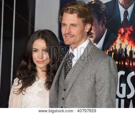 LOS ANGELES, CA - januar 7: Josh Pence og Abigail Spencer ankommer til premieren på Gangster Squad