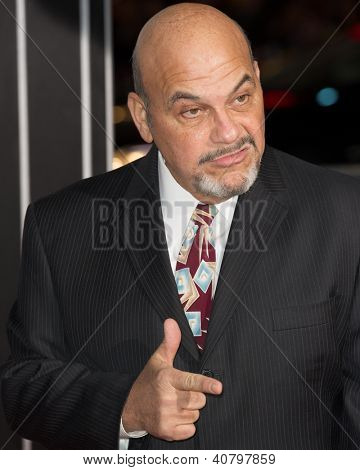 LOS ANGELES, CA - januar 7: Jon Polito ankommer til premieren på Gangster Squad på Grauman's Chine