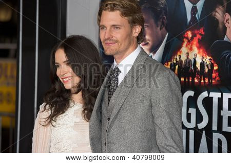 LOS ANGELES, CA - januar 7: Josh Pence og Abigail Spencer ankommer til premieren på Gangster Squad