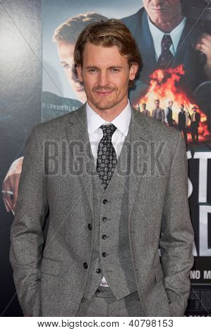 LOS ANGELES, CA - januar 7: Josh Pence ankommer til premieren på Gangster Squad på Grauman's Chine