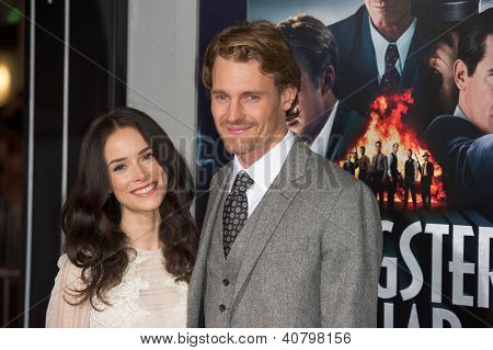 LOS ANGELES, CA - januar 7: Josh Pence og Abigail Spencer ankommer til premieren på Gangster Squad