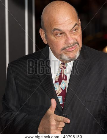 LOS ANGELES, CA - januar 7: Jon Polito ankommer til premieren på Gangster Squad på Grauman's Chine