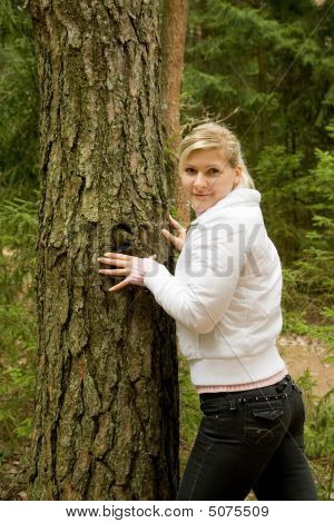 Causasian tyttö metsässä.