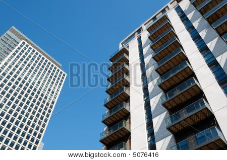 Modernos apartamentos e prédio de escritórios.