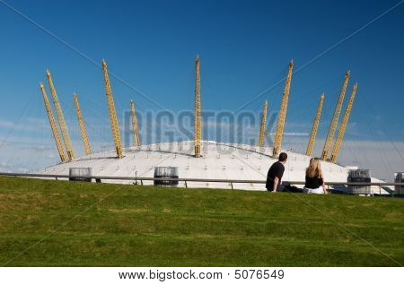 Jovem casal no O2 Arena.