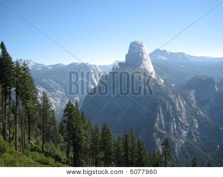 Half Dome a okolní hory