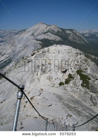 Sestupuje na Half Dome kabely