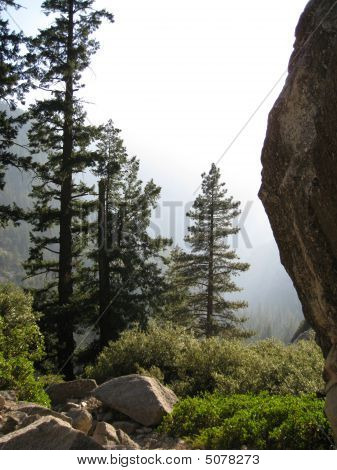 Klesající dno údolí prostřednictvím Mist Trail
