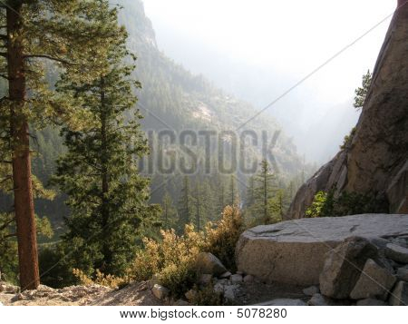 Klesající dno údolí prostřednictvím Mist Trail