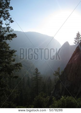 Slunce zapadá na Mist Trail v Yosemite