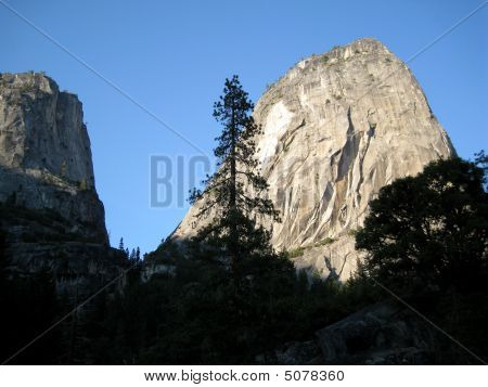 Liberty Dome od Mist Trail v Yosemite