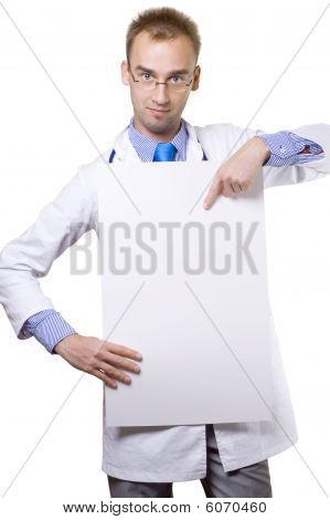 Médico con tablero en blanco