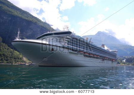 Store hvide Cruise skib, der anløber Geiranger havn.