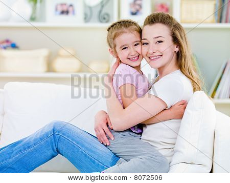 Felicità della madre con la figlia
