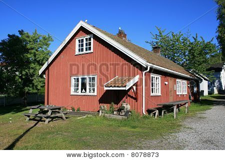 Stary czerwony huse