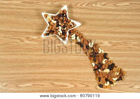 Comet star made of nuts and dried food