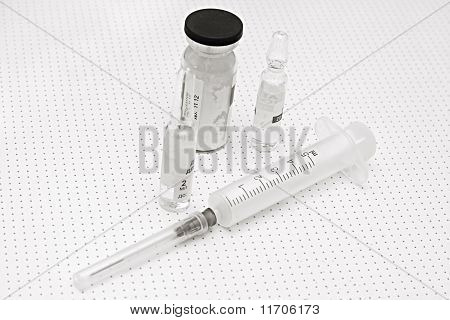 Шприцов и флаконов с лекарством