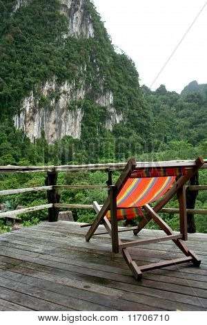 Staré křeslo na balkóně.