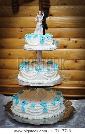 Beautiful and natural lavender wedding cake