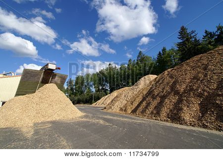 Impianto alimentazione bio con immagazzinaggio di combustibile di legno contro il cielo blu