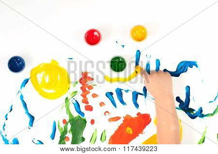 child draws ink on paper