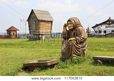 Grandma with nothing. Wooden sculptures based on Pushkin's fairy tales.