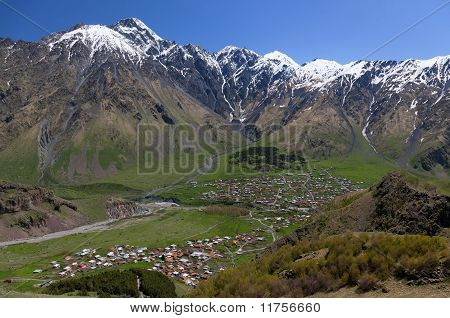 Las montañas del Cáucaso y la aldea de Stepantsminda. Georgia.
