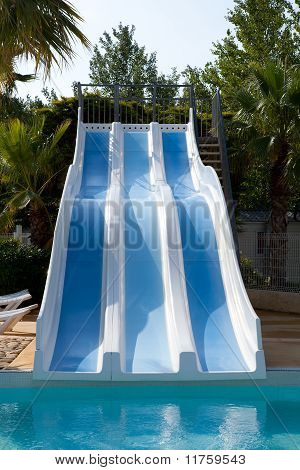 Glisser près de la piscine