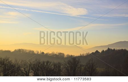 Panorama mit Nebel und Bergen im Hintergrund